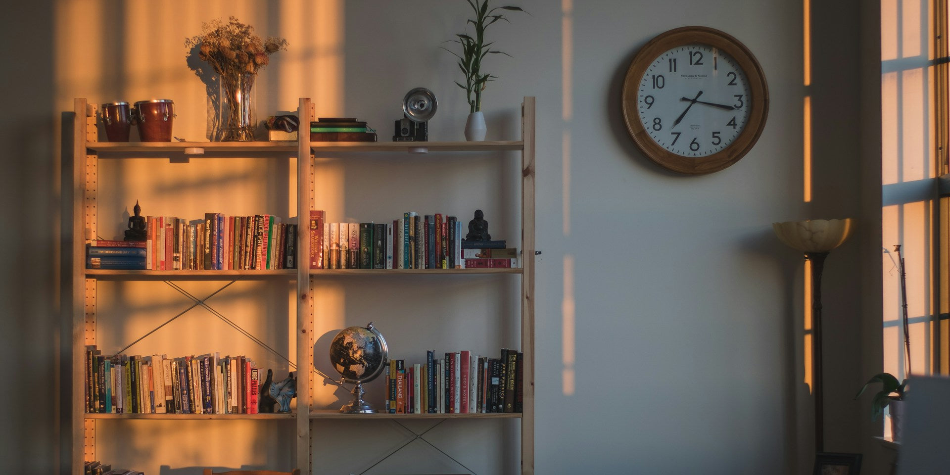 Rak Buku Kayu Jati Minimalis: Solusi Elegan untuk Ruang Baca